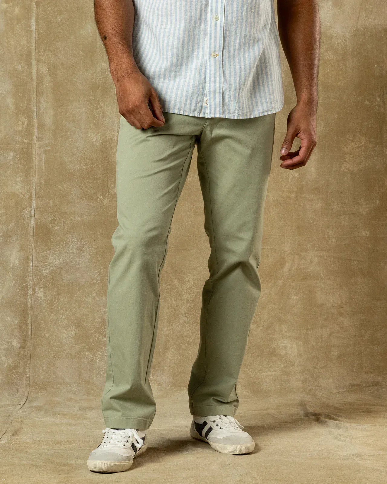Duck Head Chinos Classic Fit Gold School Chino in Tea Leaf
