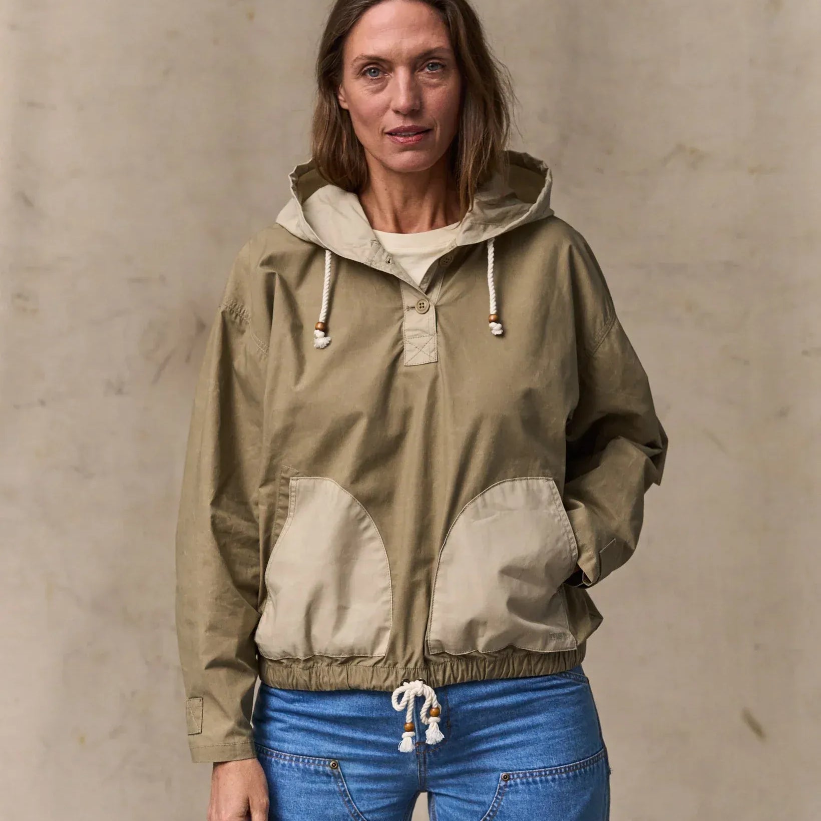 Filson Jackets Women's Dry Wax Hooded Popover in Khaki / Quail Tan