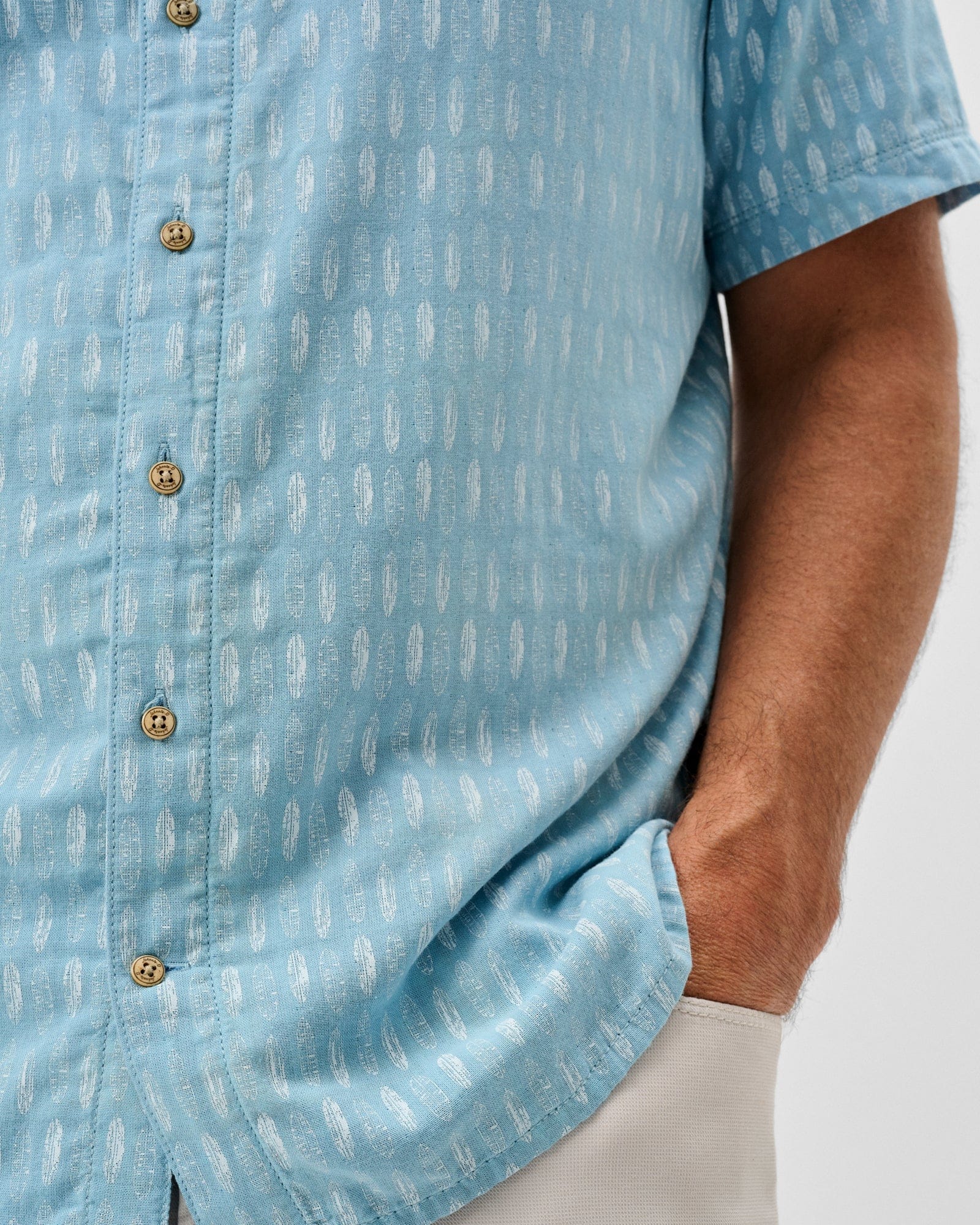 Johnnie-O Camp Shirt Short Sleeve Button Down Surf Shirt in Maliblu