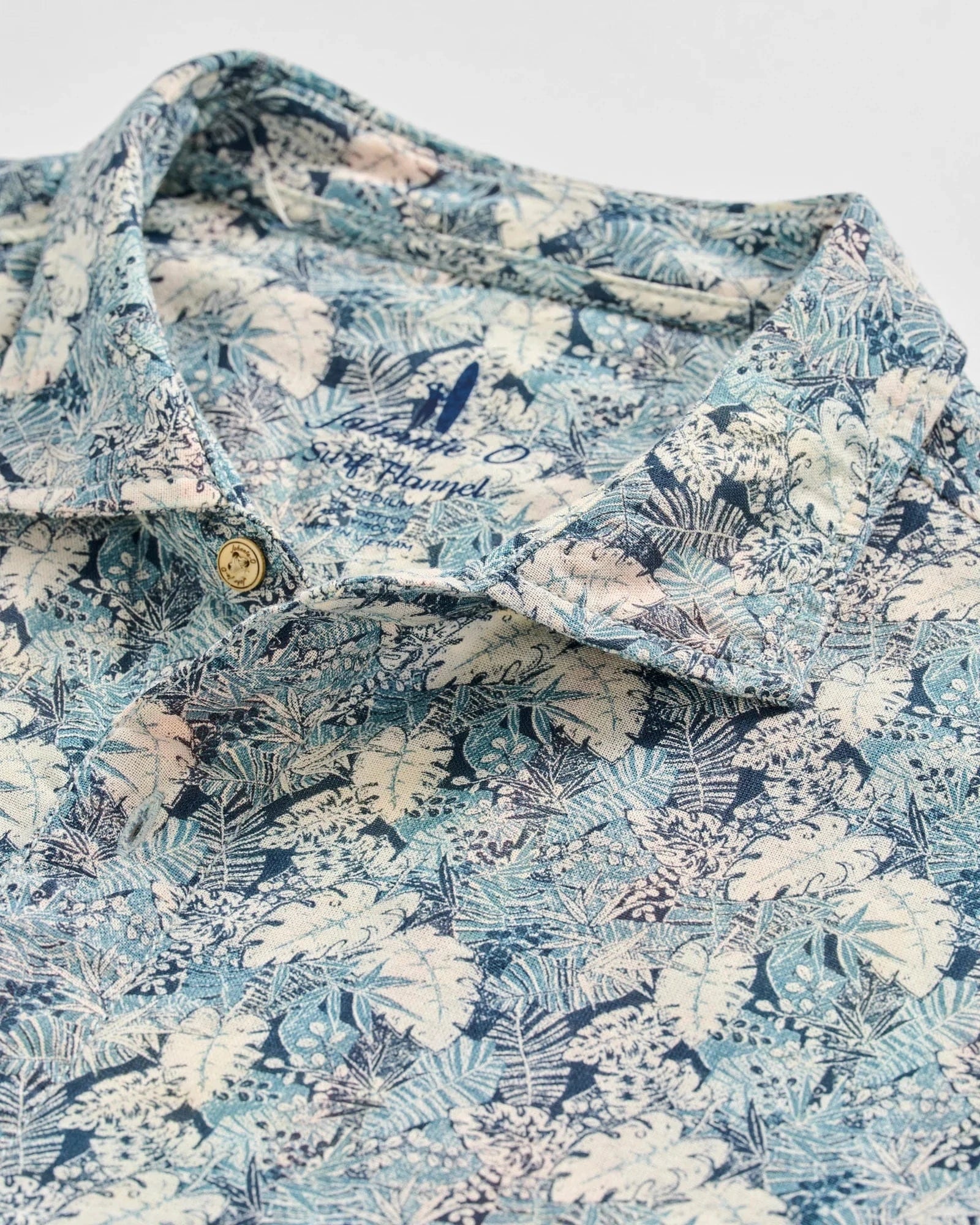 Johnnie-O Camp Shirt Short Sleeve Button Down Surf Shirt in Wake