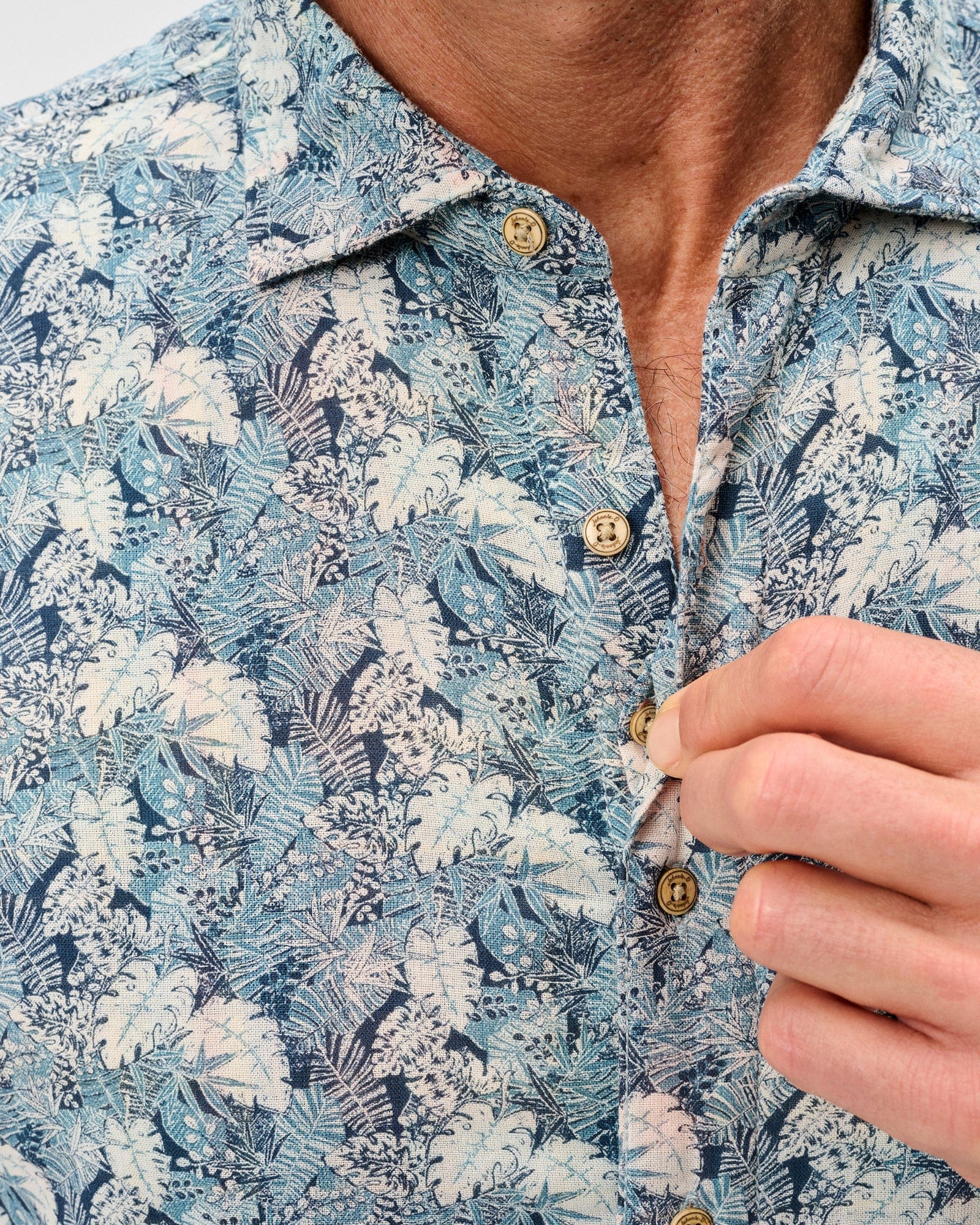 Johnnie-O Camp Shirt Short Sleeve Button Down Surf Shirt in Wake